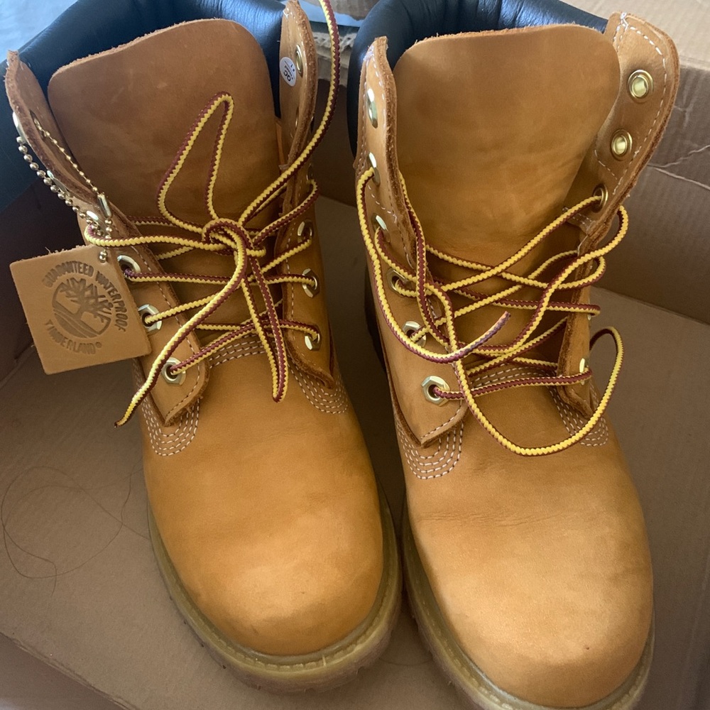 Timberland's iconic 6-inch work boot made from premium leather.